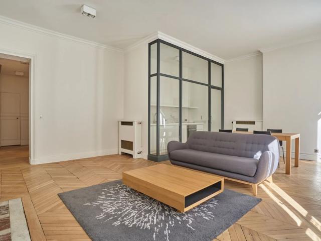 Tout savoir sur cet appartement dans le quartier Triangle d'Or, à Paris 8ème