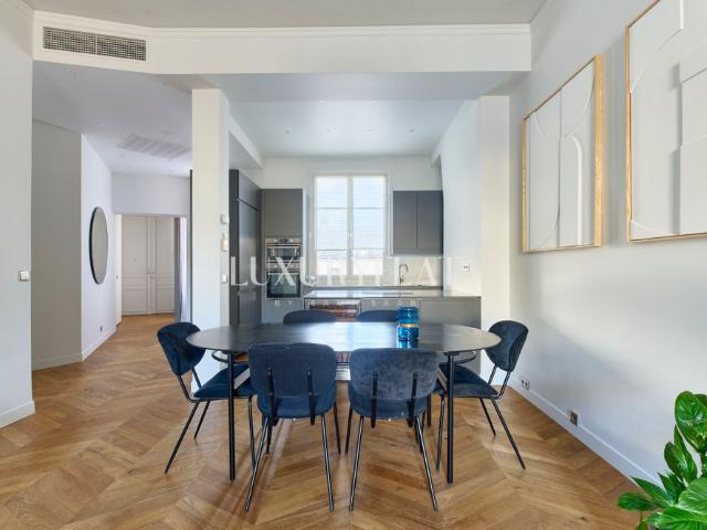 Tout savoir sur cet appartement dans le quartier Triangle d'Or, à Paris 8ème