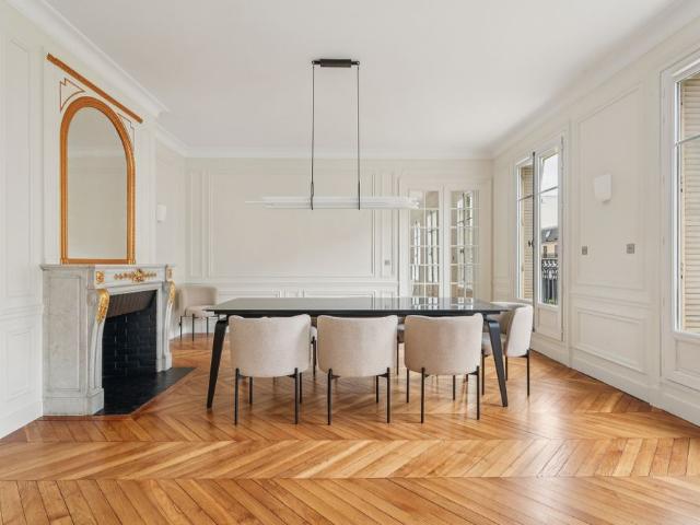 Tout savoir sur cet appartement dans le quartier Triangle d'Or, à Paris 8ème
