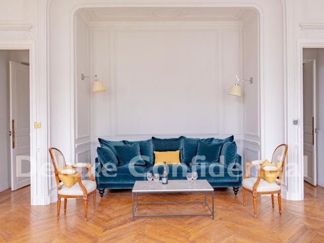 Tout savoir sur cet appartement dans le quartier Triangle d'Or, à Paris 8ème