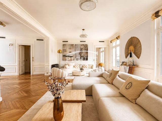Tout savoir sur cet appartement dans le quartier Triangle d'Or, à Paris 8ème