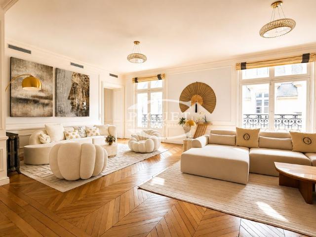 Tout savoir sur cet appartement dans le quartier Triangle d'Or, à Paris 8ème