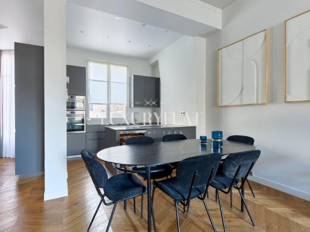 Tout savoir sur cet appartement dans le quartier Triangle d'Or, à Paris 8ème