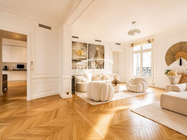 Tout savoir sur cet appartement dans le quartier Triangle d'Or, à Paris 8ème