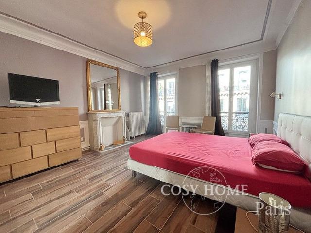 Tout savoir sur cet appartement dans le quartier Triangle d'Or, à Paris 8ème