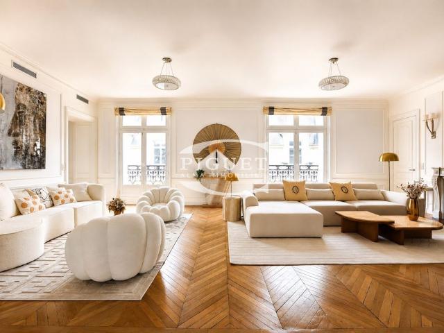 Tout savoir sur cet appartement dans le quartier Triangle d'Or, à Paris 8ème