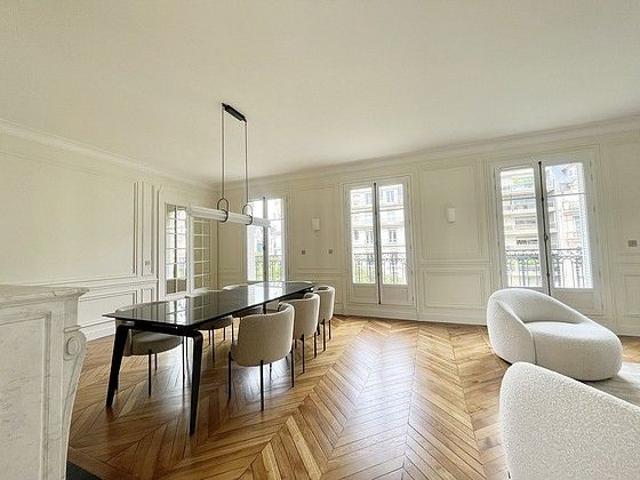 Tout savoir sur cet appartement dans le quartier Triangle d'Or, à Paris 8ème