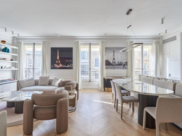 Tout savoir sur cet appartement dans le quartier Triangle d'Or, à Paris 8ème