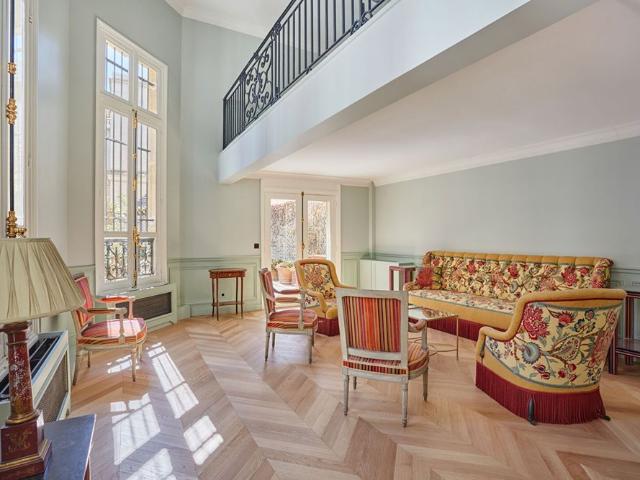 Tout savoir sur cet appartement dans le quartier Triangle d'Or, à Paris 8ème
