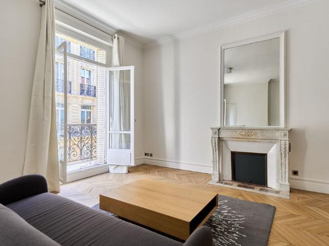 Tout savoir sur cet appartement dans le quartier Triangle d'Or, à Paris 8ème