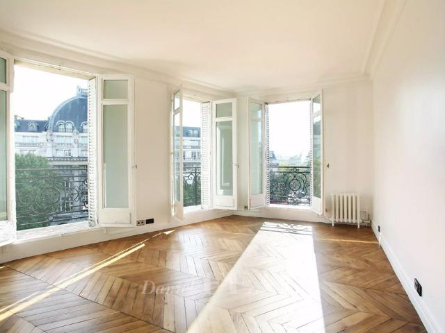 Tout savoir sur cet appartement dans le quartier Triangle d'Or, à Paris 8ème