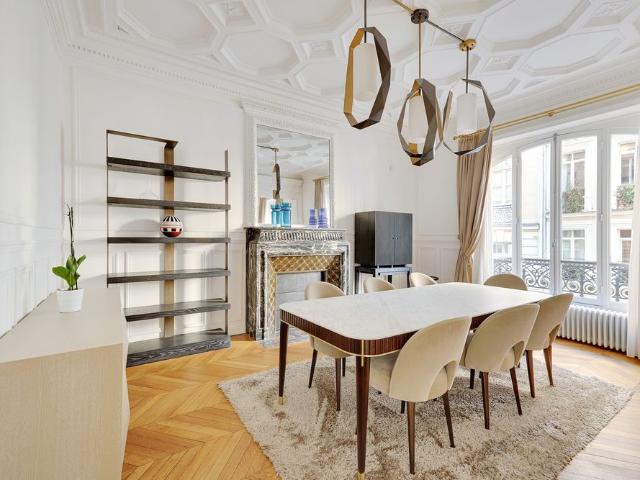 Tout savoir sur cet appartement dans le quartier Triangle d'Or, à Paris 8ème