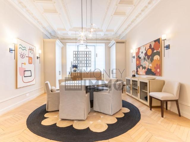 Tout savoir sur cet appartement dans le quartier Triangle d'Or, à Paris 8ème