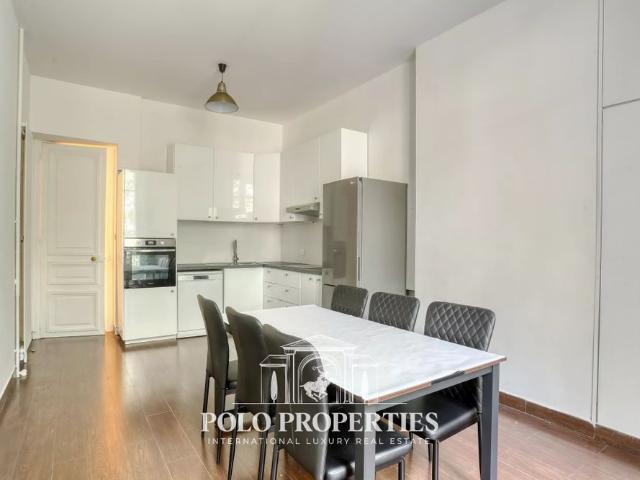 Tout savoir sur cet appartement dans le quartier Triangle d'Or, à Paris 8ème
