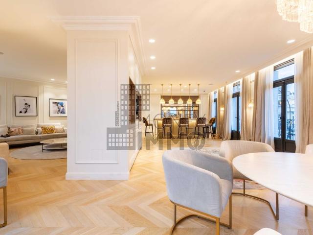 Tout savoir sur cet appartement dans le quartier Triangle d'Or, à Paris 8ème