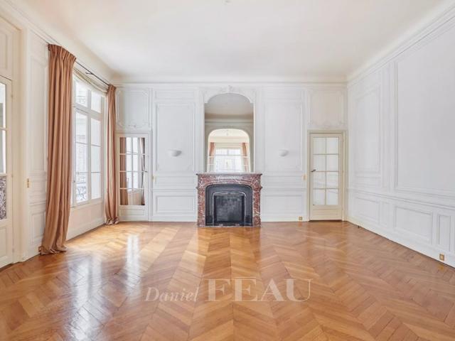 Tout savoir sur cet appartement dans le quartier Triangle d'Or, à Paris 8ème