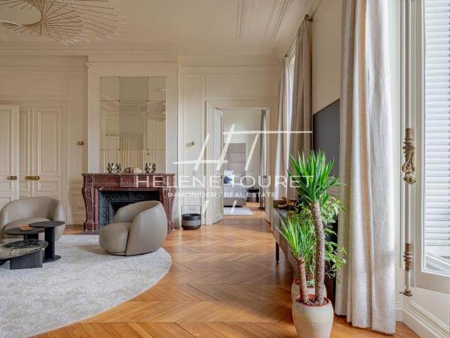 Tout savoir sur cet appartement dans le quartier Triangle d'Or, à Paris 8ème