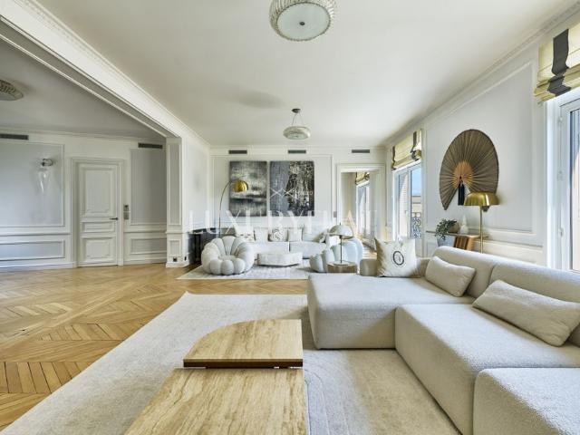 Tout savoir sur cet appartement dans le quartier Triangle d'Or, à Paris 8ème