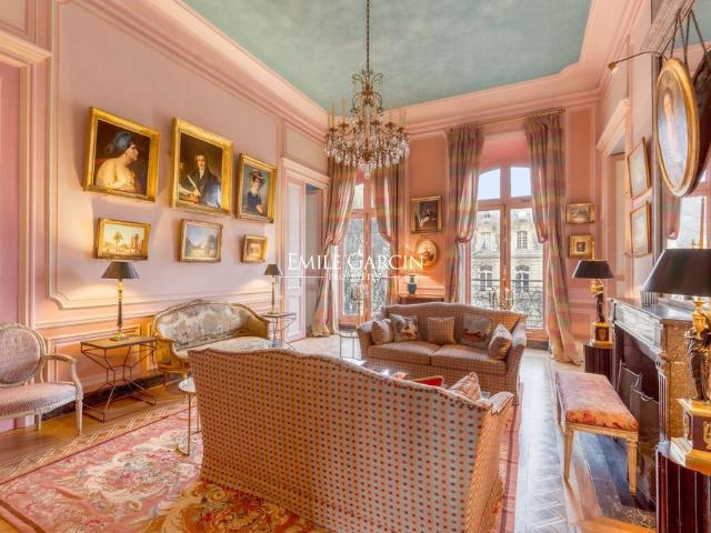Tout savoir sur cet appartement dans le quartier Triangle d'Or, à Paris 8ème