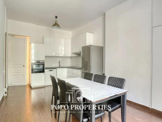 Tout savoir sur cet appartement dans le quartier Triangle d'Or, à Paris 8ème