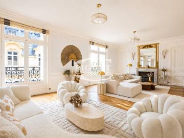 Tout savoir sur cet appartement dans le quartier Triangle d'Or, à Paris 8ème