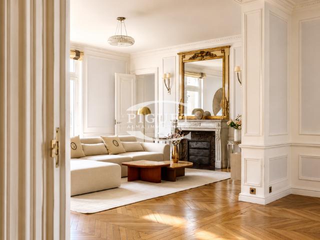 Tout savoir sur cet appartement dans le quartier Triangle d'Or, à Paris 8ème