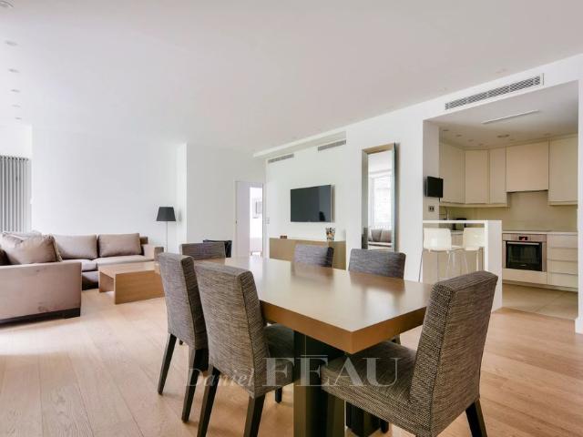 Tout savoir sur cet appartement dans le quartier Triangle d'Or, à Paris 8ème