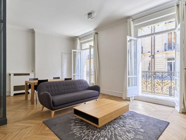 Tout savoir sur cet appartement dans le quartier Triangle d'Or, à Paris 8ème