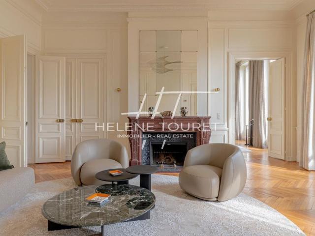 Tout savoir sur cet appartement dans le quartier Triangle d'Or, à Paris 8ème