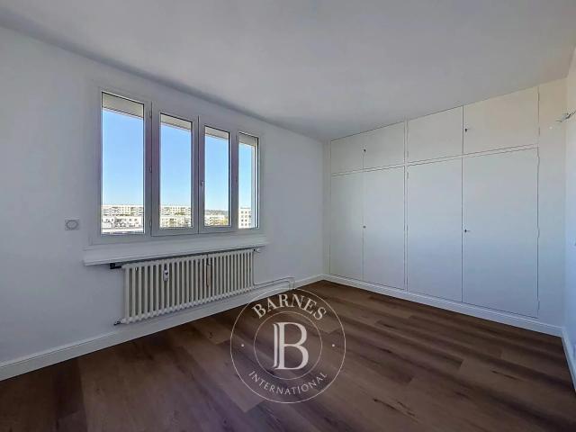 Tout savoir sur cet appartement dans le quartier Val d'Or, à Saint Cloud