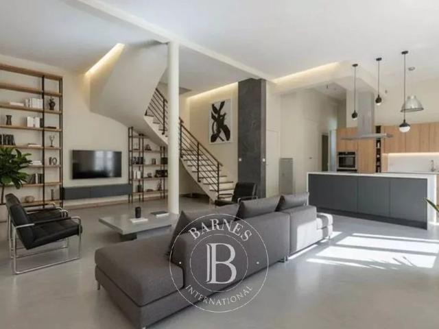 Tout savoir sur cette maison dans le quartier Ecole Militaire, à Paris 7ème