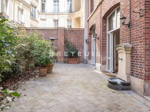 Tout savoir sur cette maison dans le quartier Ecole Militaire, à Paris 7ème