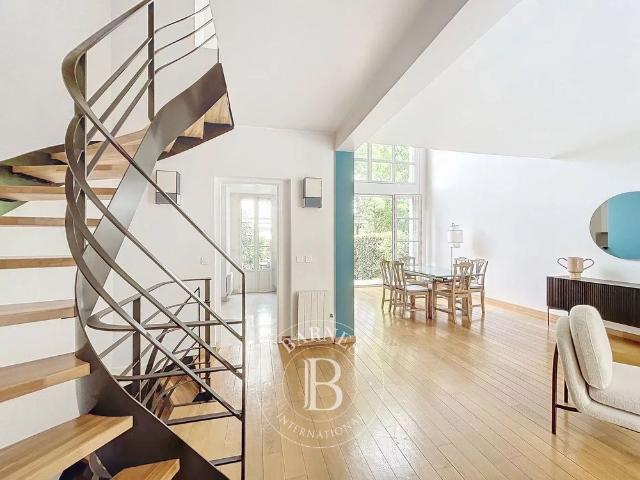 Tout savoir sur cette maison dans le quartier Ile de la Jatte Parc d'Orléans, à Neuilly sur Seine
