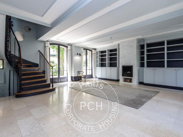 Tout savoir sur cette maison dans le quartier Ile de la Jatte Parc d'Orléans, à Neuilly sur Seine
