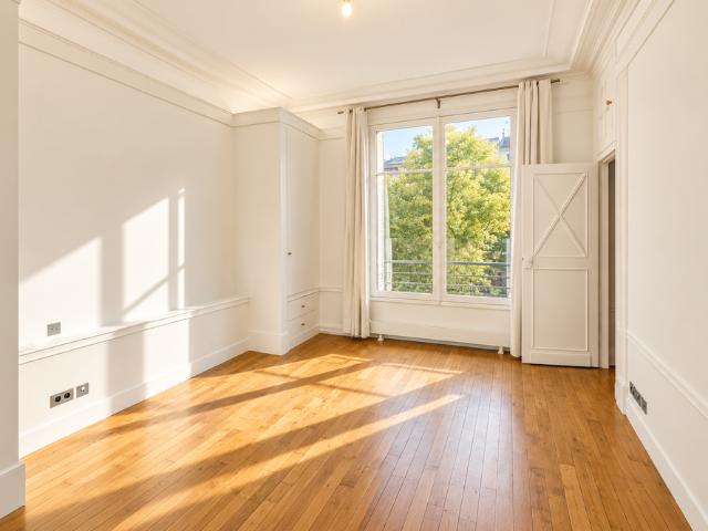 Tout savoir sur cette maison dans le quartier Ile de la Jatte Parc d'Orléans, à Neuilly sur Seine