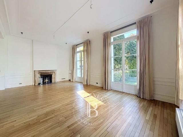 Tout savoir sur cette maison dans le quartier Ile de la Jatte Parc d'Orléans, à Neuilly sur Seine