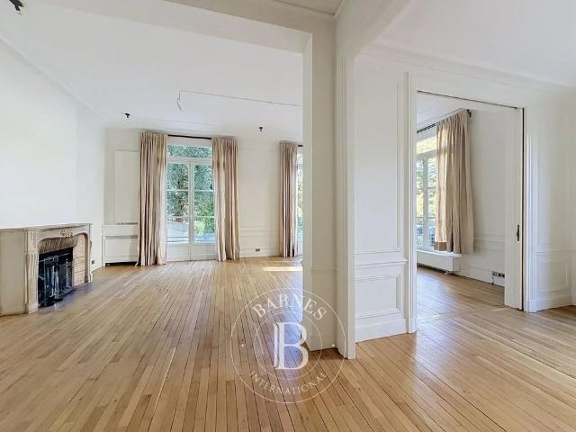 Tout savoir sur cette maison dans le quartier Ile de la Jatte Parc d'Orléans, à Neuilly sur Seine