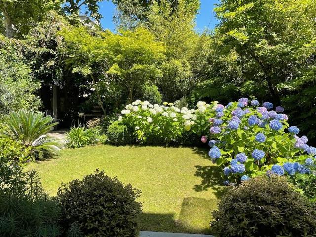 Tout savoir sur cette maison dans le quartier Ile de la Jatte Parc d'Orléans, à Neuilly sur Seine