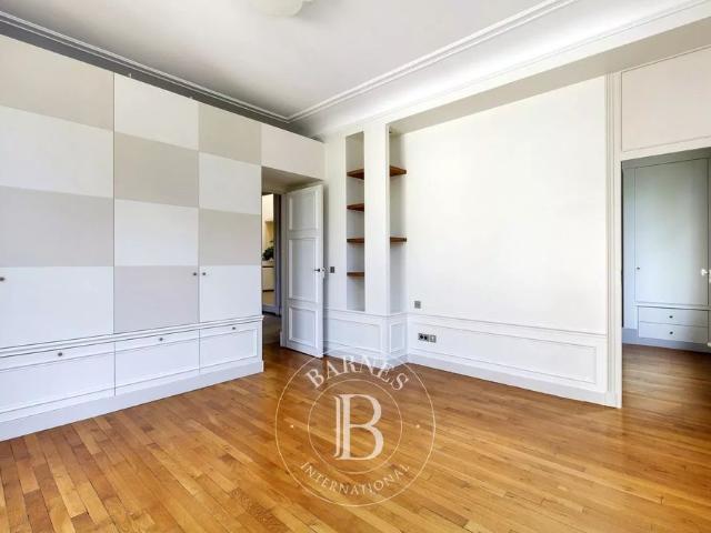 Tout savoir sur cette maison dans le quartier Ile de la Jatte Parc d'Orléans, à Neuilly sur Seine