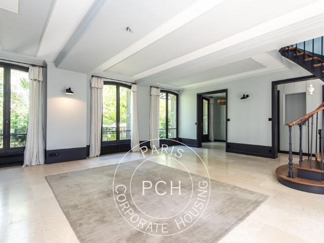 Tout savoir sur cette maison dans le quartier Ile de la Jatte Parc d'Orléans, à Neuilly sur Seine