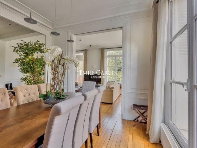 Tout savoir sur cette maison dans le quartier Ile de la Jatte Parc d'Orléans, à Neuilly sur Seine