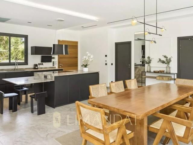 Tout savoir sur cette maison dans le quartier Les Indes les Groulles, à Mouans Sartoux