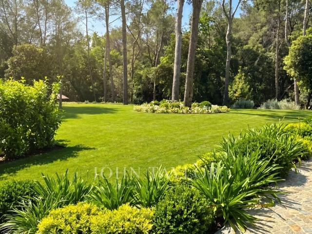 Tout savoir sur cette maison dans le quartier Saint Martin Le Miracle, à Mougins