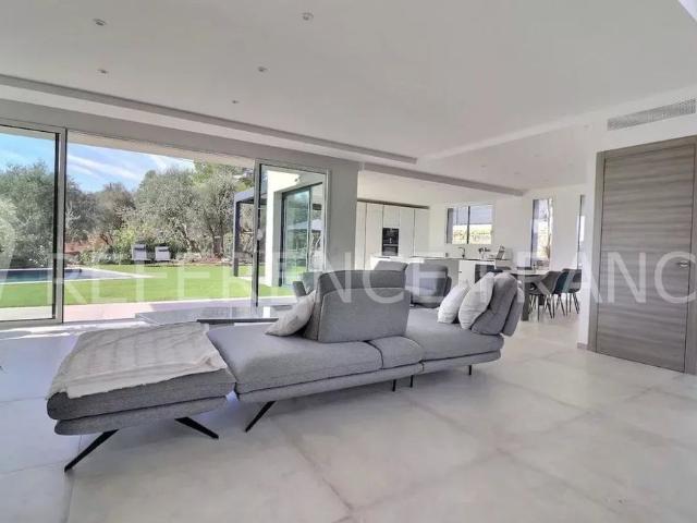 Tout savoir sur cette maison dans le quartier Village Le Val Cabrieres, à Mougins