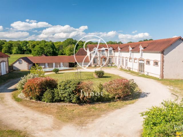 Toucy – Yonne | Hameau Historique – 3 Maisons & Granges Évén. 594m² Le Val d'Ocre