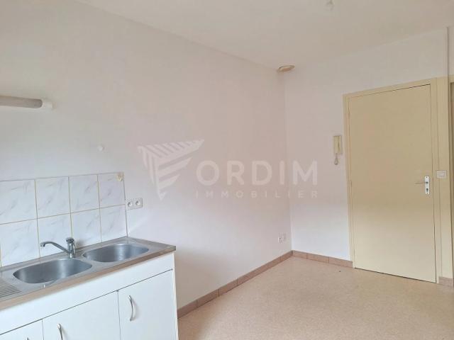 TOUCY APPARTEMENT F2