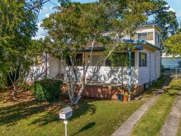 Toukley Avenues Family Home, Walk to the Golf Course!