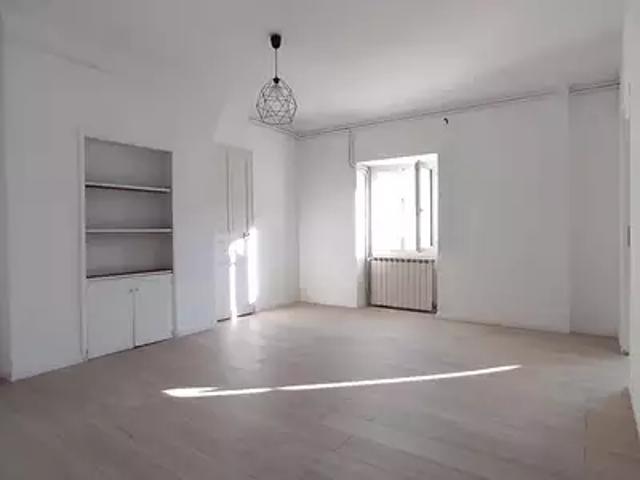 Toulon 83000 Location appartement 3 pièces t3 au dernier étage cave