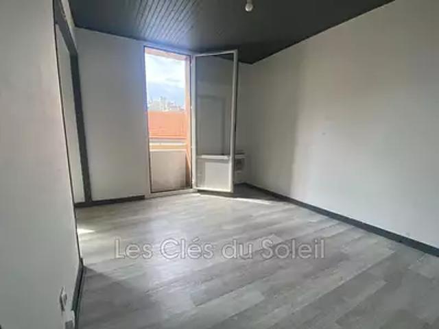 Toulon 83000 Location appartement 1 pièce t1 au dernier étage