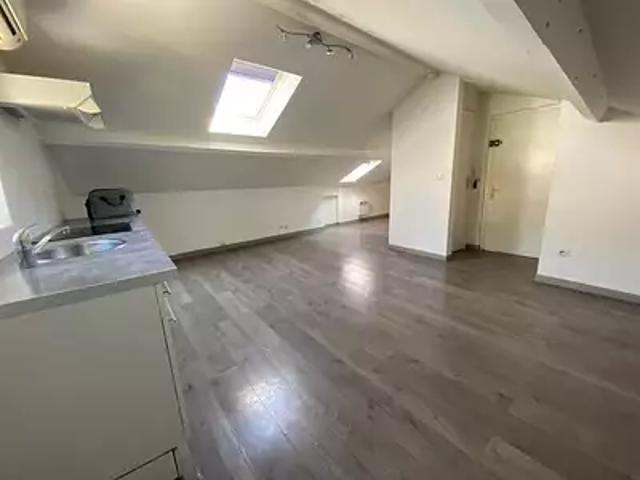 Toulon 83000 Location appartement 1 pièce t1 au dernier étage